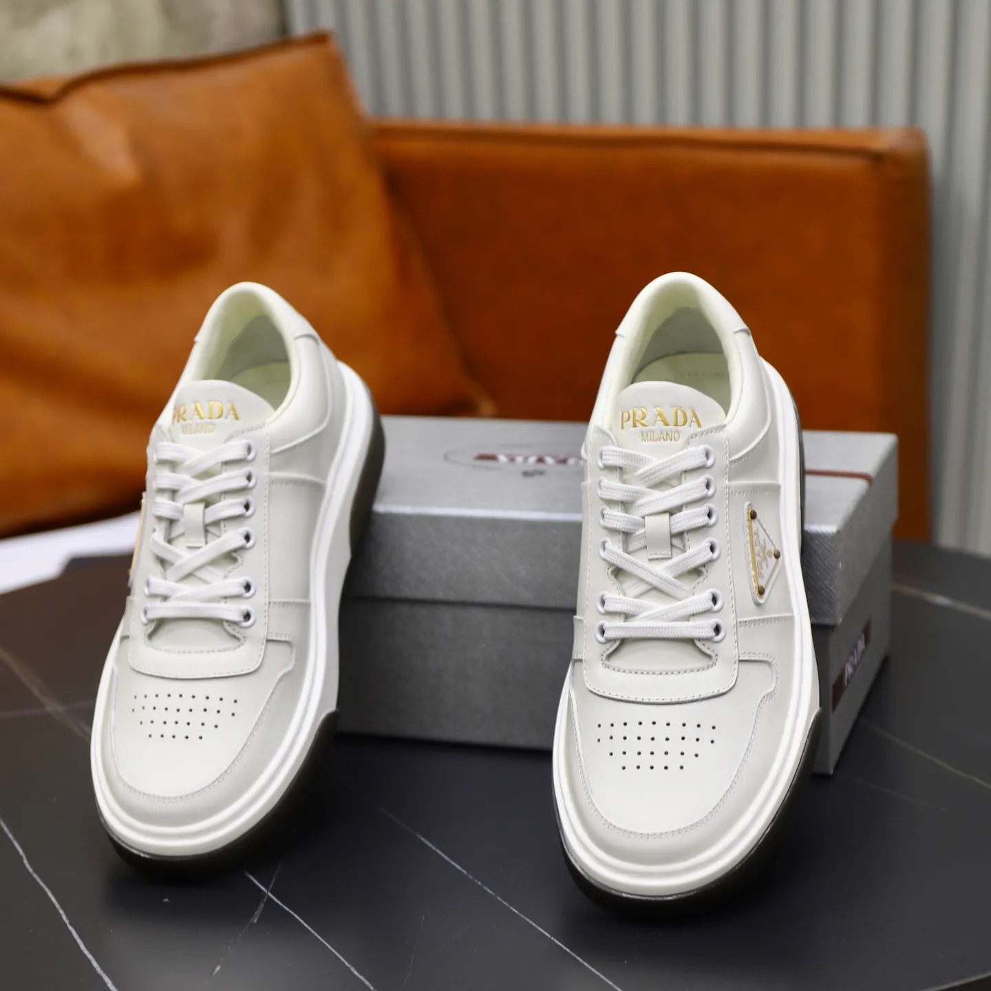 Factory price: 720💰Top original order Brand: PRADA (Prada) Standard code: Men's size 38/44 (45 can be customized) Grade: Same as the official website Material: Original cowhide stitching imported cowhide lining Original combination two-color wear-resistant soft outsole Style category: Leisure and sports version Young fashion European and American trend British style Color: Actual picture color